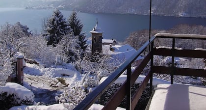 Orta See apartment in villa, garden overlooking the lake and beach Pettenasco