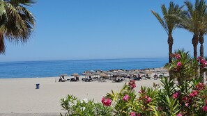 Una spiaggia nelle vicinanze, lettini da mare, teli da spiaggia