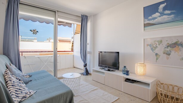 Une chambre à coucher moderne avec un lit, une télévision et une carte du monde accrochée au mur.