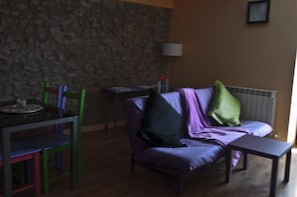 TV, books - THE HOUSE OF THE REBOUND. Study TXARA: 135 bed kitchen bathroom and living room. (Acedo)