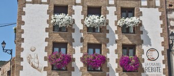 LA CASA DEL REBOTE. Estudio TXARA: Cama 135  baño y salón-cocina-comedor.