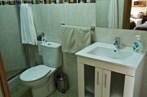 Haartrockner, Handtücher, Seife, Toilettenpapier