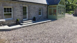 A stone building with a gravel driveway, a conservatory, and a small garden area. - Award Winning Ideal Rural Escape in Earn Valley 5 min from Perth (Perth)