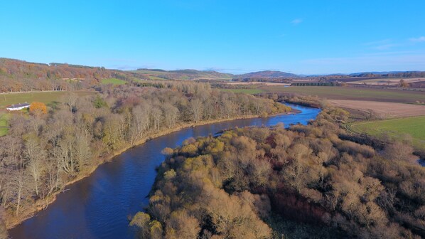 A river winding through a valley with trees and fields. - Award Winning Ideal Rural Escape in Earn Valley 5 min from Perth (Perth)