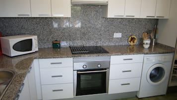 Jääkaappi, mikroaaltouuni, uuni, astianpesukone