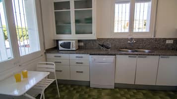 Jääkaappi, mikroaaltouuni, uuni, astianpesukone