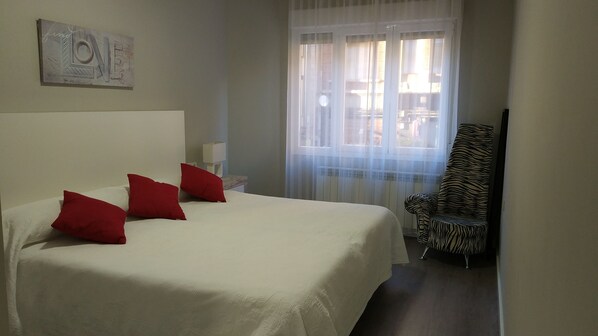 3 bedrooms, desk, soundproofing, iron/ironing board