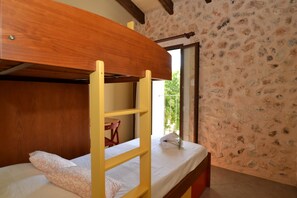 3 chambres, fer et planche à repasser, Wi-Fi gratuit, draps fournis