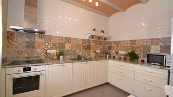 Een koelkast, een microgolfoven, een oven, een kookplaat