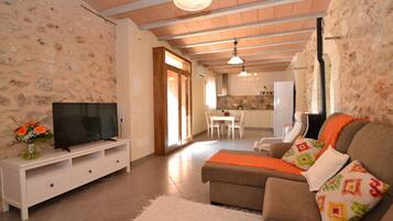 Een televisie en een open haard