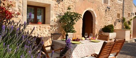 屋外ダイニングエリア