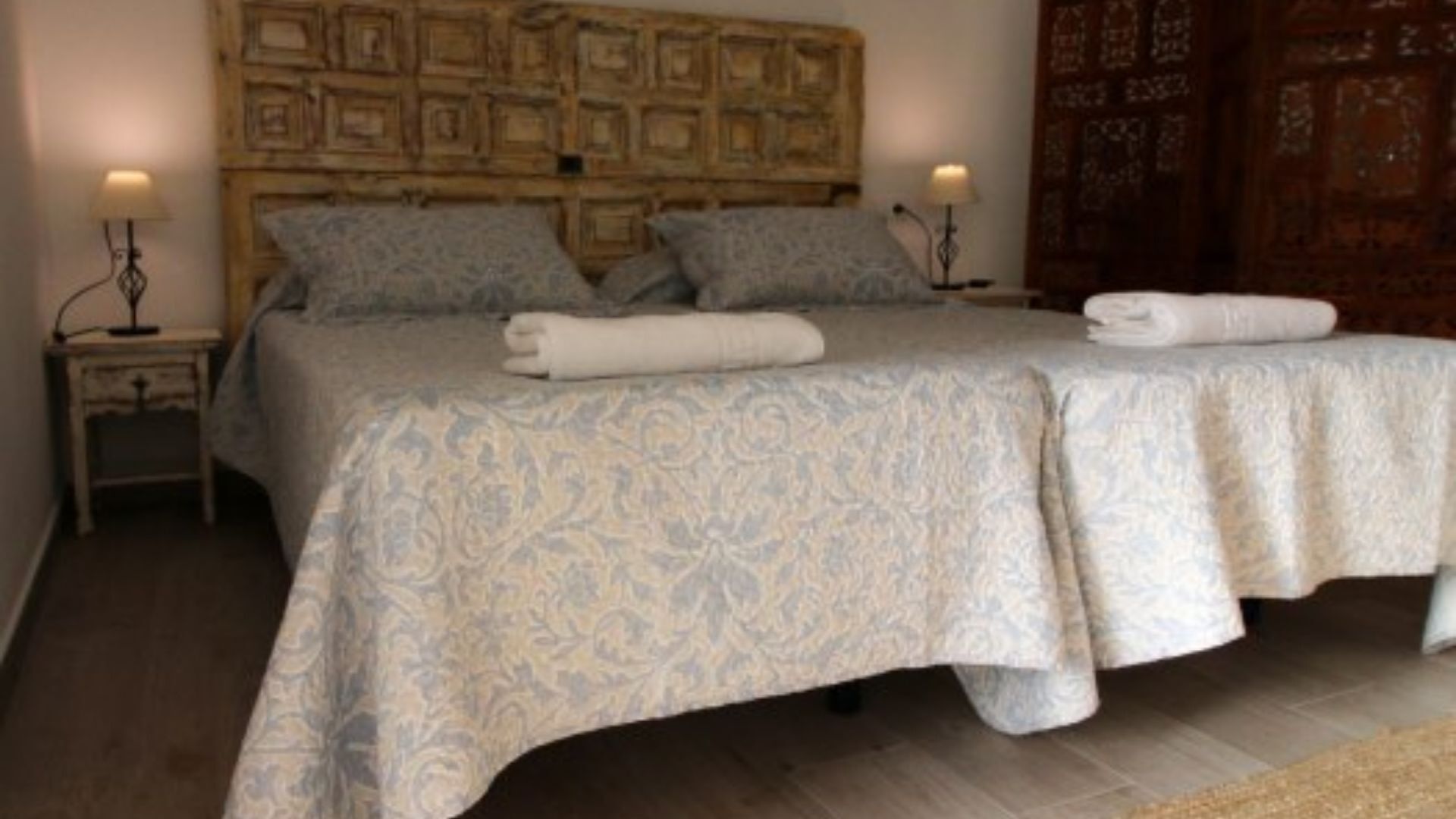 Lit parapluie, Wi-Fi gratuit, draps fournis