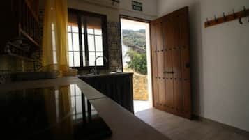 Een koelkast, een microgolfoven, een kookplaat