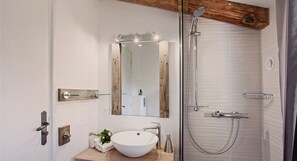 Badewanne, Haartrockner, Handtücher