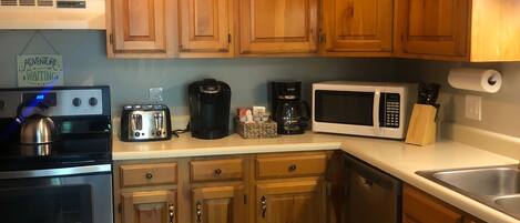 Refrigerador, microondas, horno y parrilla de estufa