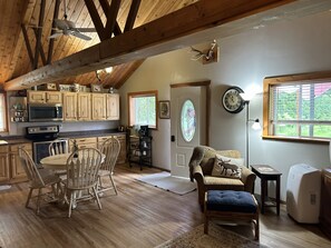 تلفزيون، مدفأة، مشغل دي في دي، كُتُب