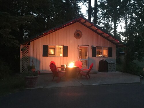 Cute country cabin. Close to lake and easy freeway access. Close to Spokane/CDA
