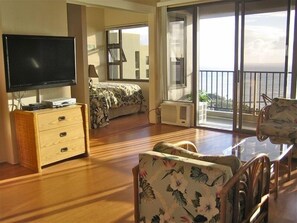 Smart TV, DVD player, books - Magnificent Ocean View Penthouse, FREE PARKING-
 Pool renovation until May 18th (Honolulu)