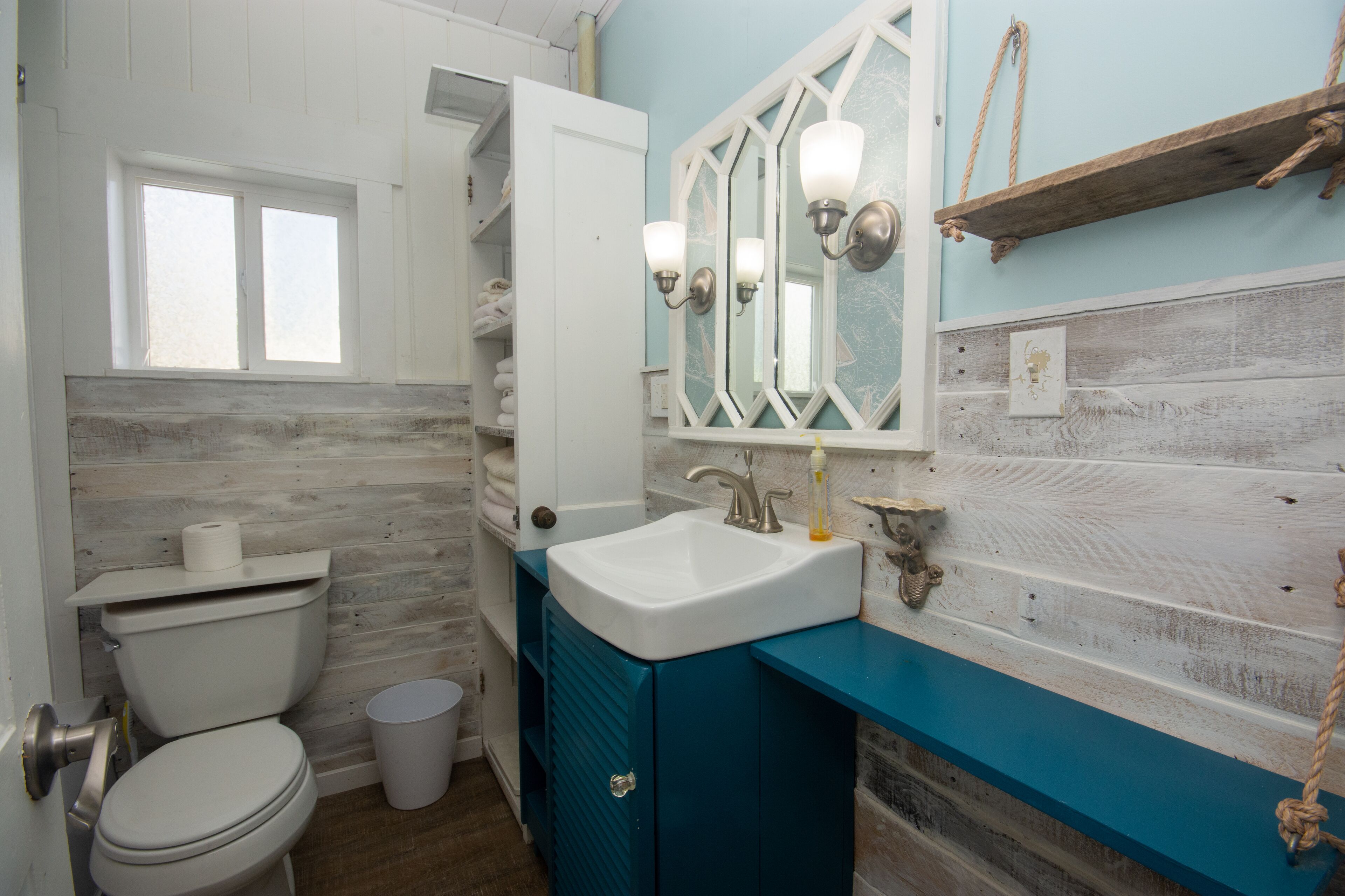 Upstairs Unit - 2 Blocks to the Beach - Swimming Pool & Hot Tub