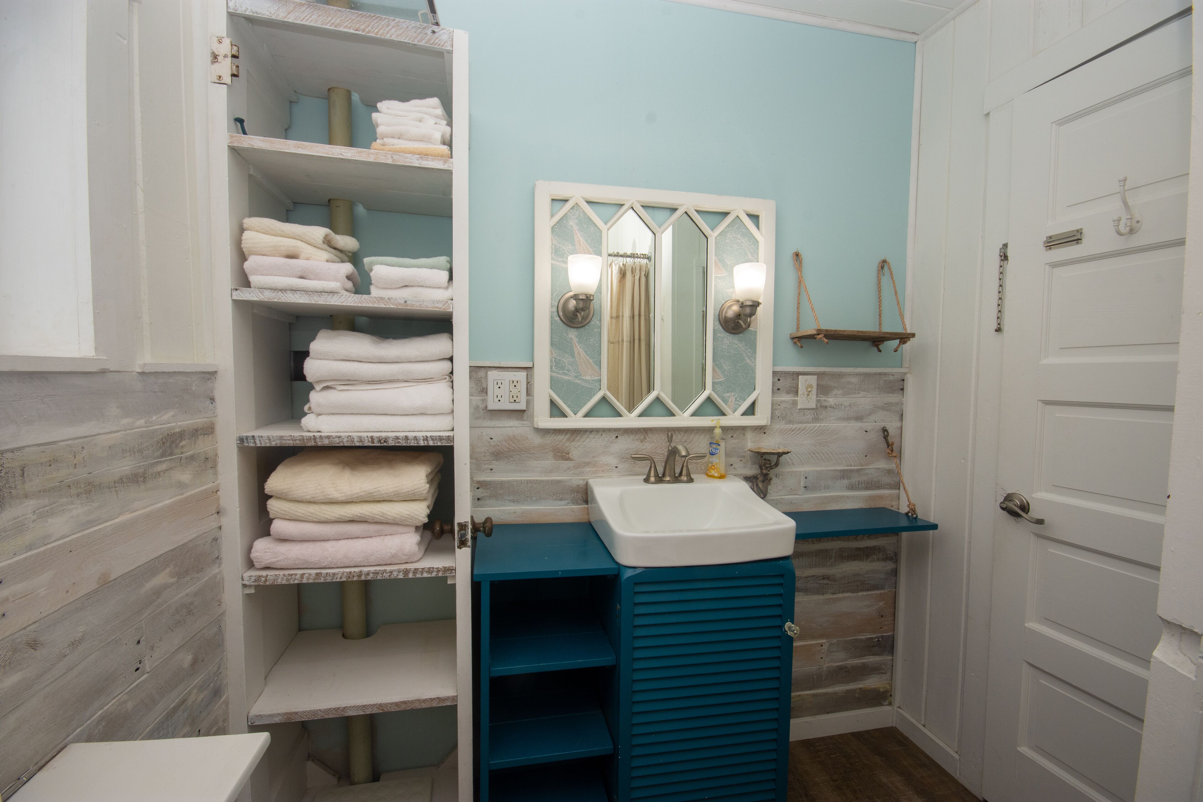 Upstairs Unit - 2 Blocks to the Beach - Swimming Pool & Hot Tub