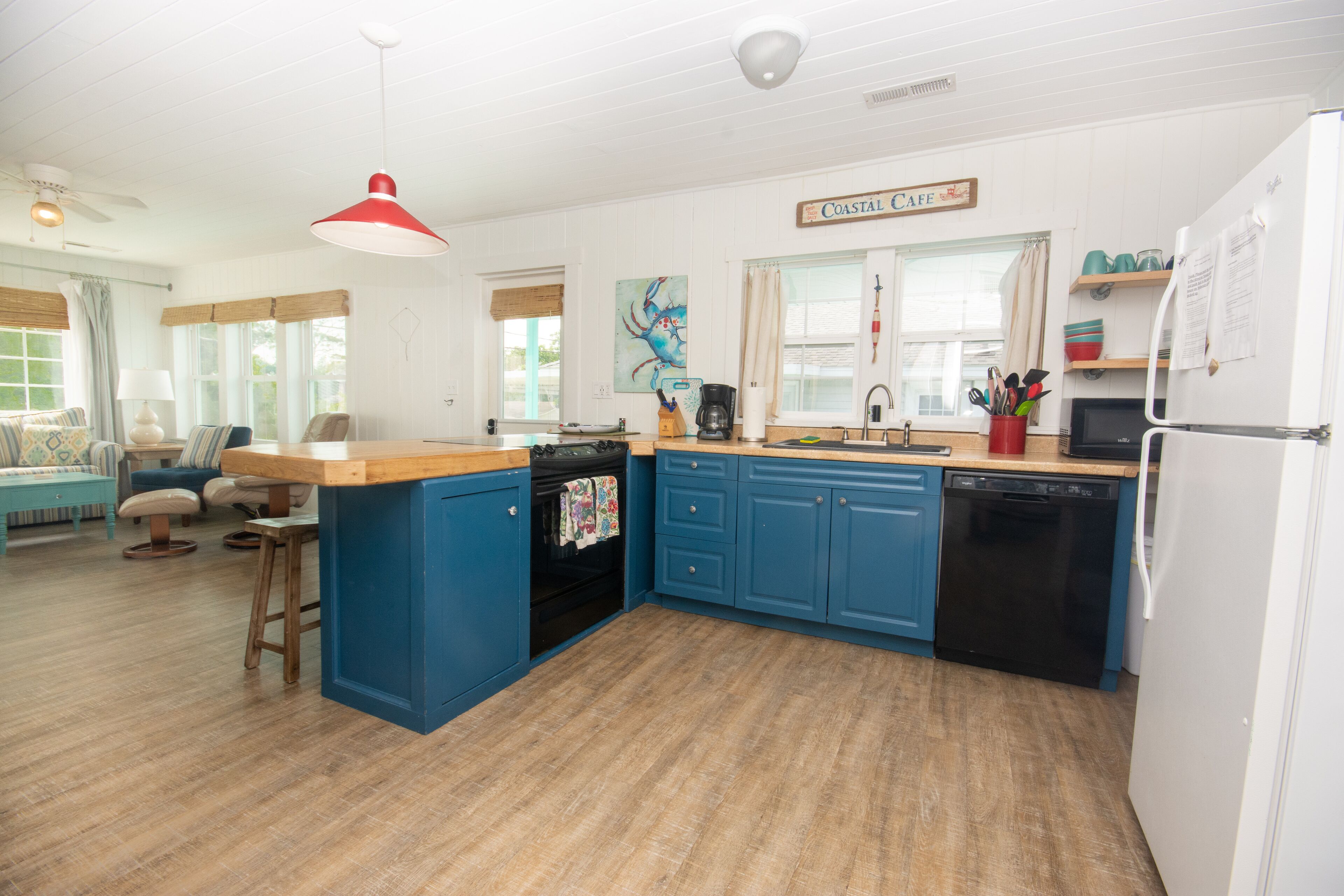 Upstairs Unit - 2 Blocks to the Beach - Swimming Pool & Hot Tub