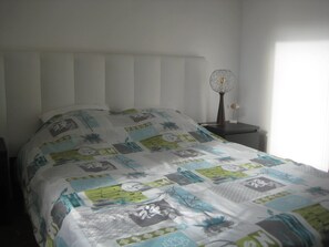 2 室のベッドルーム、セーフティボックス (室内)、アイロン / アイロン台、WiFi (無料)