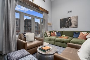 Smart TV, caminetto, videogiochi, lettore DVD