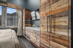 3 habitaciones, tabla de planchar con plancha y cuna de viaje 