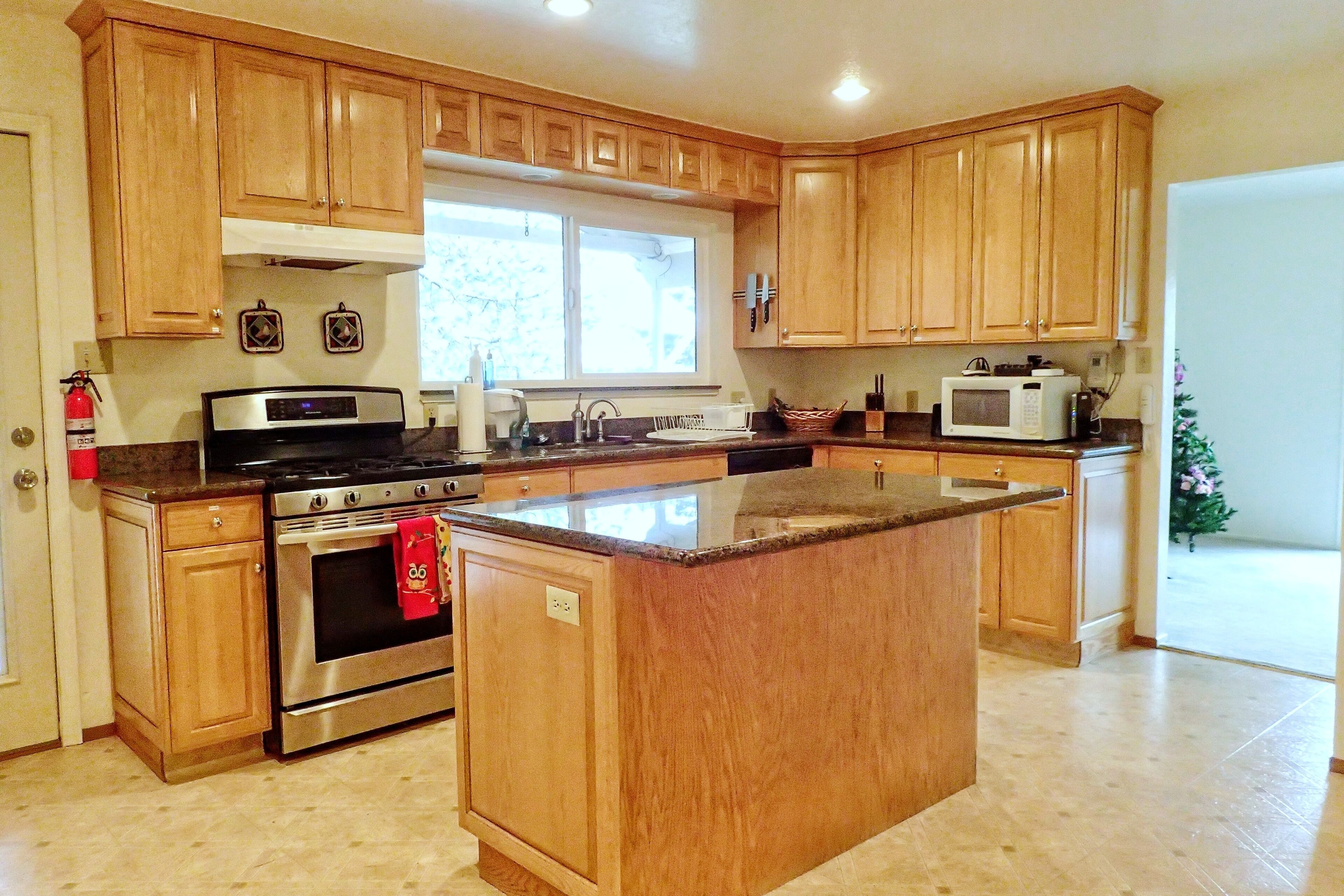 Retreat with Views and modern comfort near Kirkwood Ski, wineries, gold country