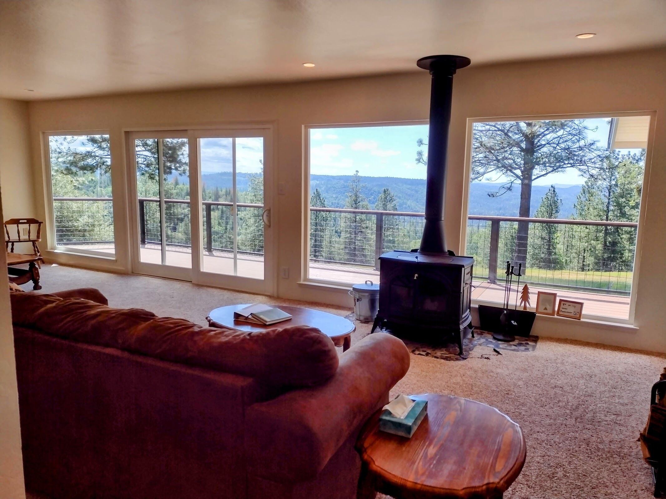 Smart-tv, een open haard, videospelletjes en een dvd-speler