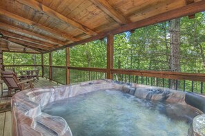 Outdoor spa tub - Pigeon Forge Cabin, Log cabin, Hot tub, Arcade game, pool table, fireplace, wifi (Sevierville)