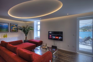 TV, fireplace, stereo