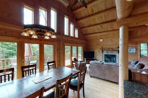 Smart TV, fireplace, video games, DVD player - Grand Pines Lodge, Ultimate Log Luxury, Stunning Views, Hot Tub & Sauna, EV Charger, 3D Tour (Jay)