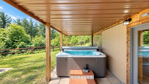Grand Pines Lodge, Luxury Log Home, Views, Hot Tub, Sauna, EV Charger, 3D Tour