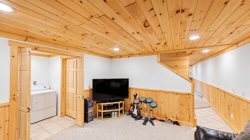 Grand Pines Lodge, Luxury Log Home, Views, Hot Tub, Sauna, EV Charger, 3D Tour