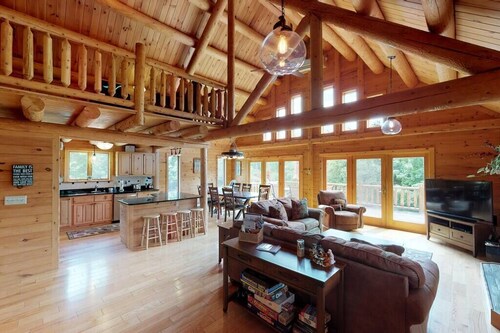 Grand Pines Lodge, Ultimate Log Luxury, Stunning Views, Hot Tub & Sauna, EV Charger, 3D Tour