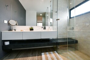 Hair dryer, towels, soap, shampoo - Luxury Apartment with A/C at Energy Living - El Poblado 
 (Medellín)