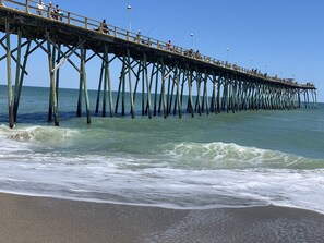 Rannalla, aurinkotuoleja