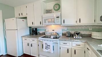 冰箱、微波炉、烤箱、炉灶