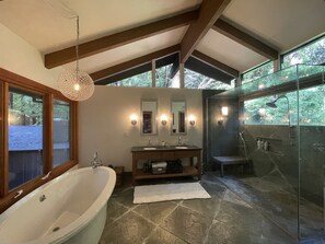 Combined shower/tub, hair dryer, towels, soap - Nestled in the Redwoods, Easy Walk Downtown, Close to SF and Wine Country (Mill Valley)