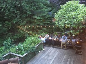 Outdoor dining - Nestled in the Redwoods, Easy Walk Downtown, Close to SF and Wine Country (Mill Valley)