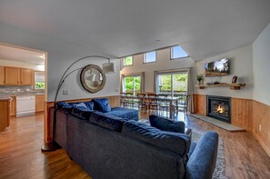 TV connectée, cheminée, lecteur de DVD, baby-foot