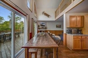 Dining - Sleeps 18, Hot Tub, Pickle Ball, Game Room, Beach, Pool, 10 min to Skiing (Albrightsville)