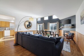 Smart-TV, Kamin, DVD-Player, Tischfußball