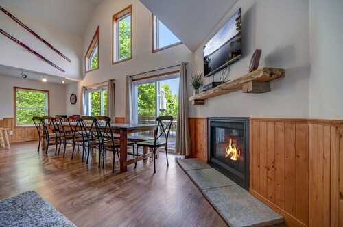 Sleeps 18, Hot Tub, Pickle Ball, Game Room, Beach, Pool, 10 min to Skiing