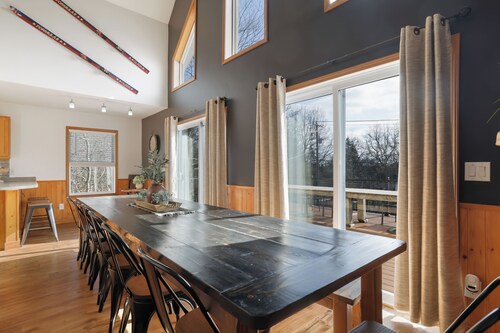 Sleeps 18, Hot Tub, Pickle Ball, Game Room, Beach, Pool, 10 min to Skiing