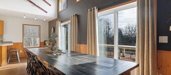 Sleeps 18, Hot Tub, Pickle Ball, Game Room, Beach, Pool, 10 min to Skiing