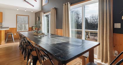 Sleeps 18, Hot Tub, Pickle Ball, Game Room, Beach, Pool, 10 min to Skiing