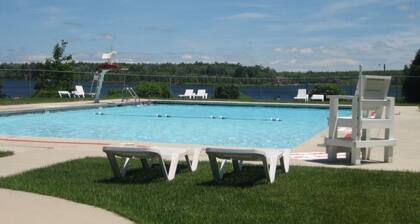 Sleeps 18, Hot Tub, Pickle Ball, Game Room, Beach, Pool, 10 min to Skiing