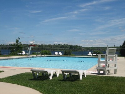 Sleeps 18, Hot Tub, Pickle Ball, Game Room, Beach, Pool, 10 min to Skiing
